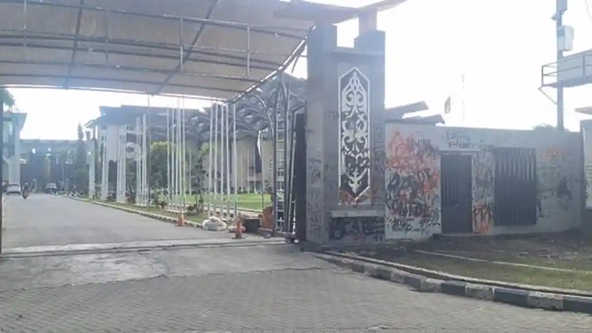 Belum Ada Anggaran, Pagar DPRD Kaltim Pasca Demo Masih Penuh Coretan