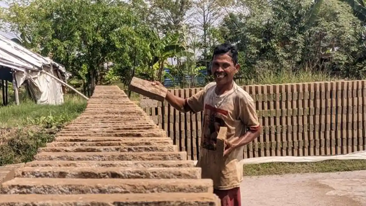 Pengrajin Batu Bata di Kudus Justru Bahagia Adanya Gelombang Panas