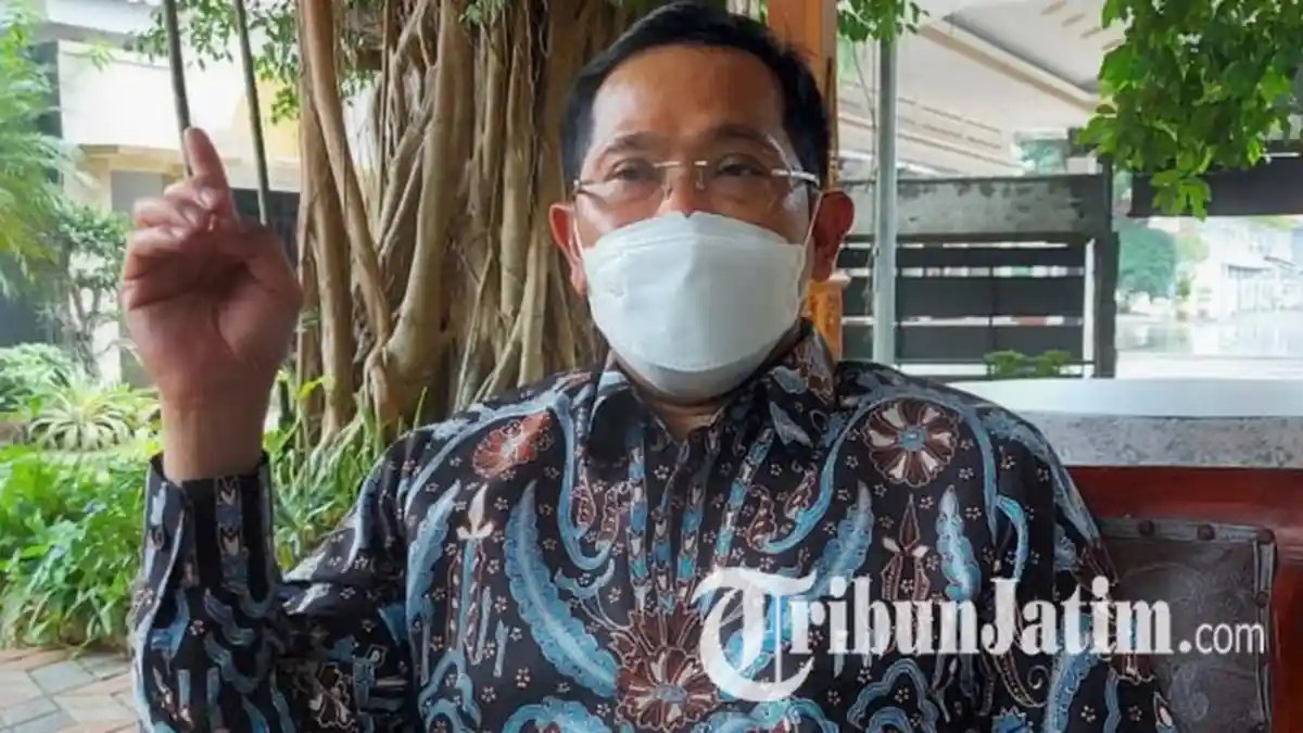 Galakkan Aksi Bersih-bersih, Pj Bupati Sidoarjo Cak Hud Ikut Kerja Bakti Nyapu Balai Desa