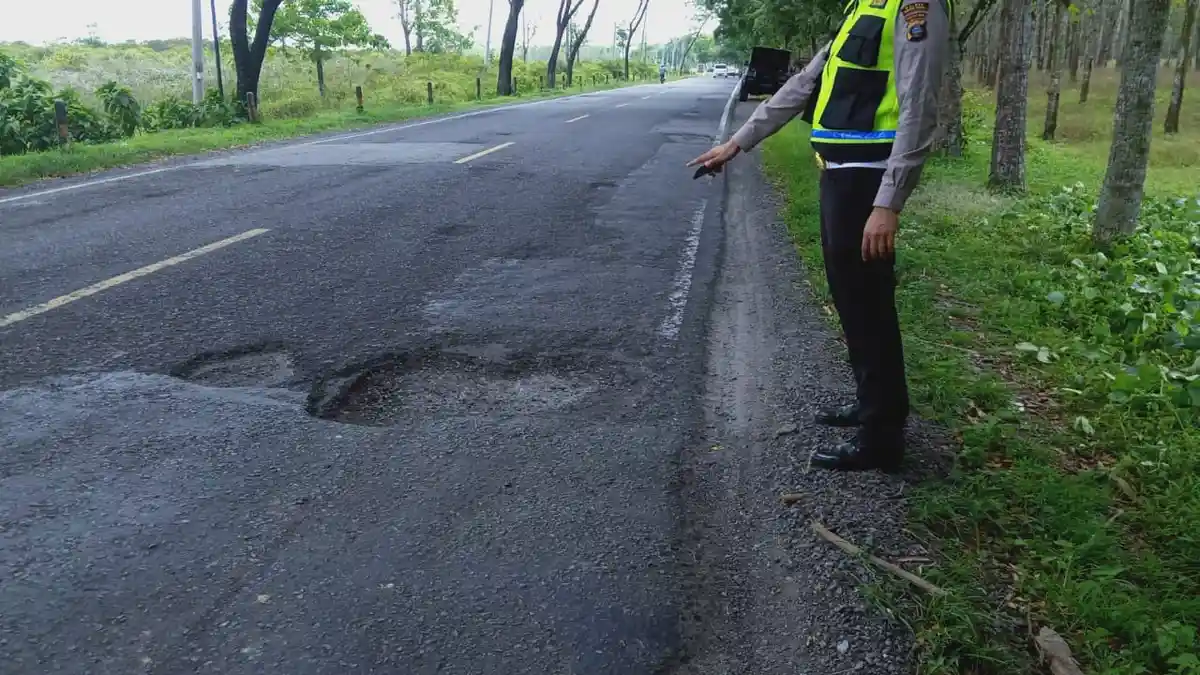 Jalan Rusak di Desa Limbong Buat Pengendara Motor Alami Laka Tunggal
