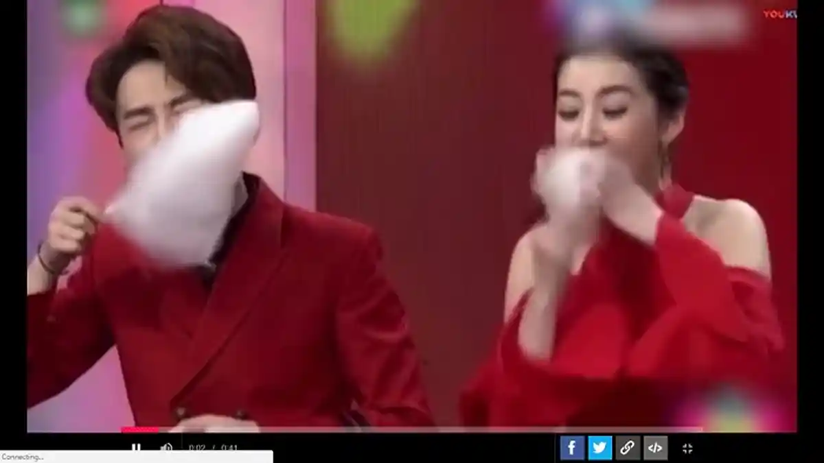 Cuma Butuh 3 Detik! Adu Makan Harum Manis, Cara Cewek Ini Melahap Bikin Ngakak