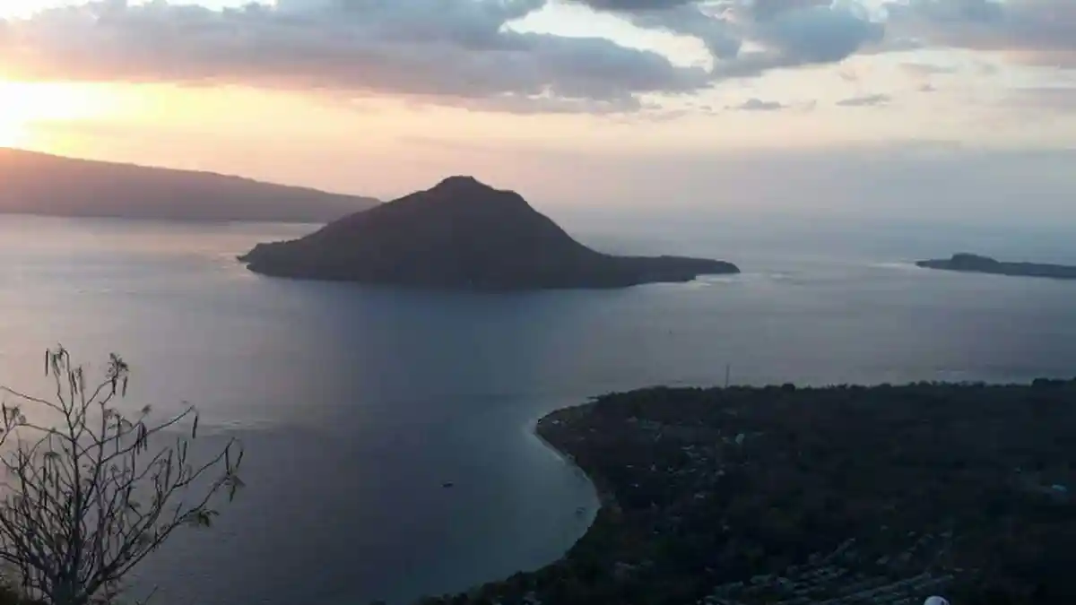 Wisata NTT, Liburan ke Alor Sempatkan Menikmati Sunset dari Bukit Hulnani, Tak Bakal 