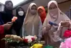Warga Manfaatkan Ruang Isolasi Mandiri untuk Membuat Bunga