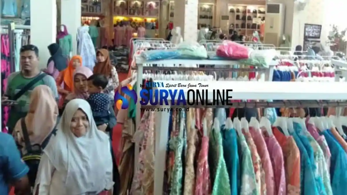 Rela Berdesakan demi Baju Lebaran di Indah Bordir Sidoarjo