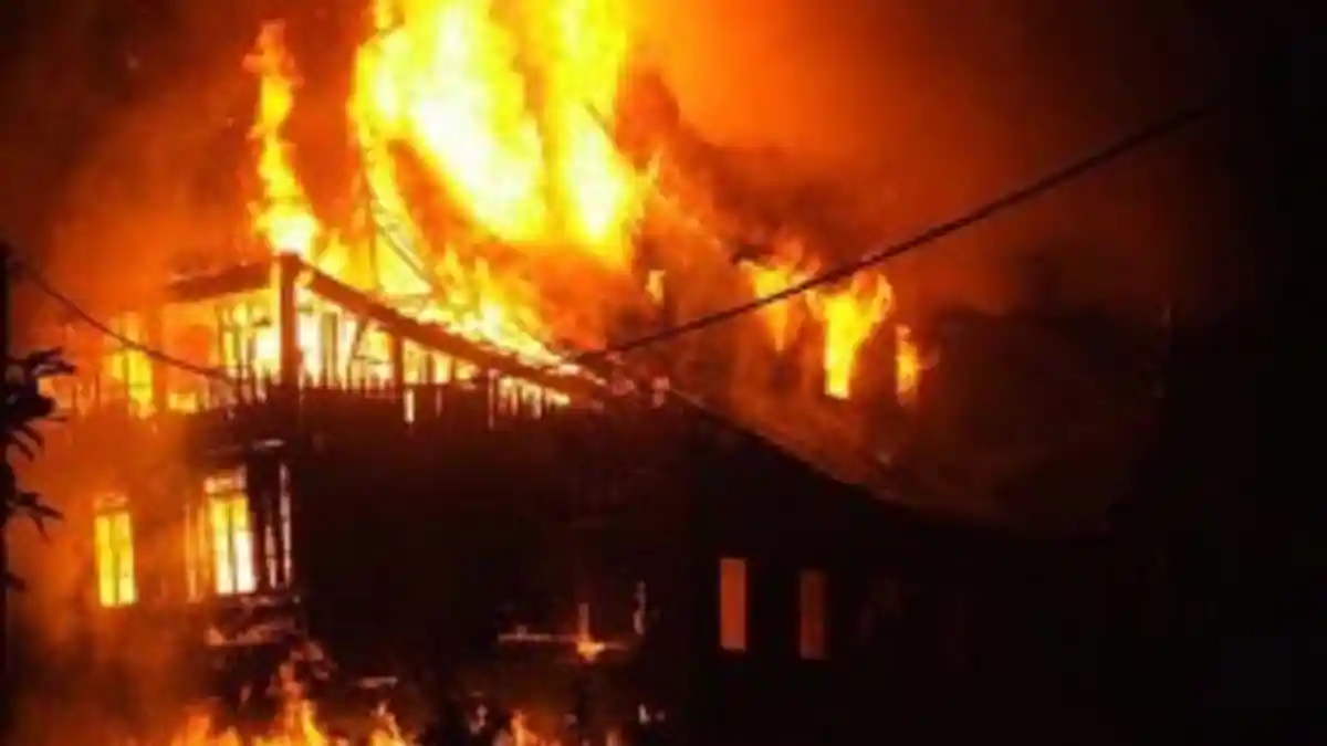 BREAKING NEWS: SPBU Jalan MT Haryono Terbakar, Api Membesar Kepulan Asap Membubung Tinggi