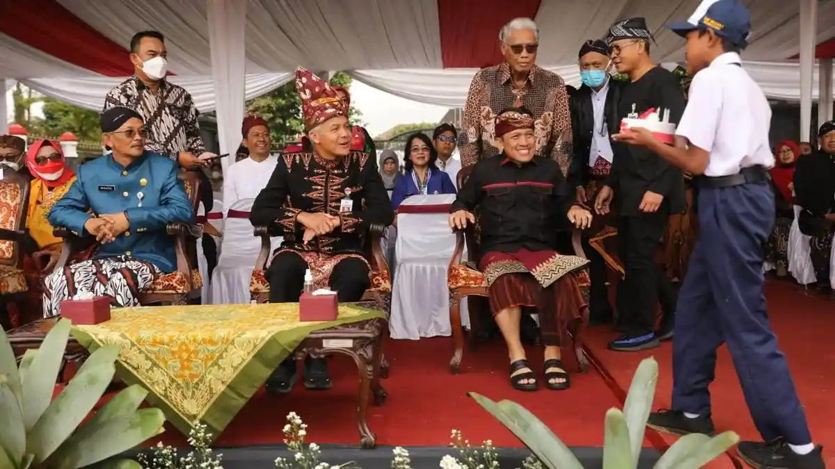 Ganjar Dapat Kejutan Kue Ulang Tahun dari Pelajar saat Pimpin Upacara Sumpah Pemuda di Wonosobo