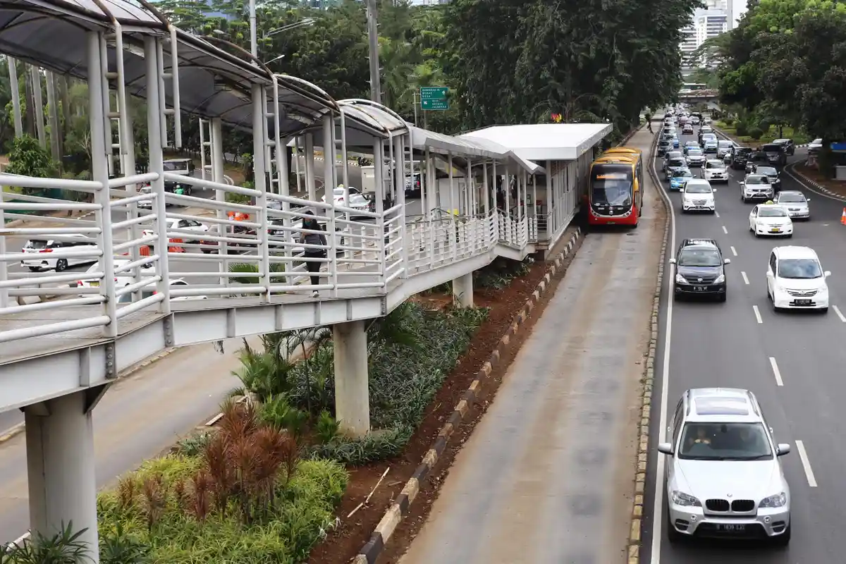 Pembuatan Penyalur Pipa Fokus di Jalur Bus Transjakarta
