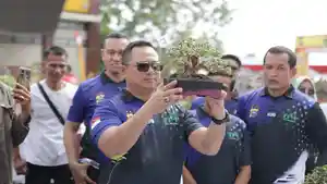 Kapolres-Siak-Asep-angkat-Bonsai.jpg