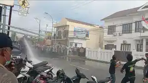 Polisi-semprotkan-water-canon.jpg