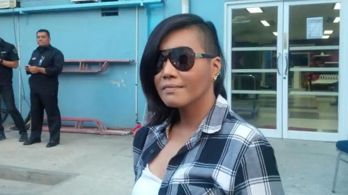 Penampilan Baru Denada, Gaya Rambut Botak Sebelah