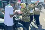 Jumat Berkah, IAD Abdya Bagikan 100 Paket Makanan Siap Saji kepada Pekerja Informal