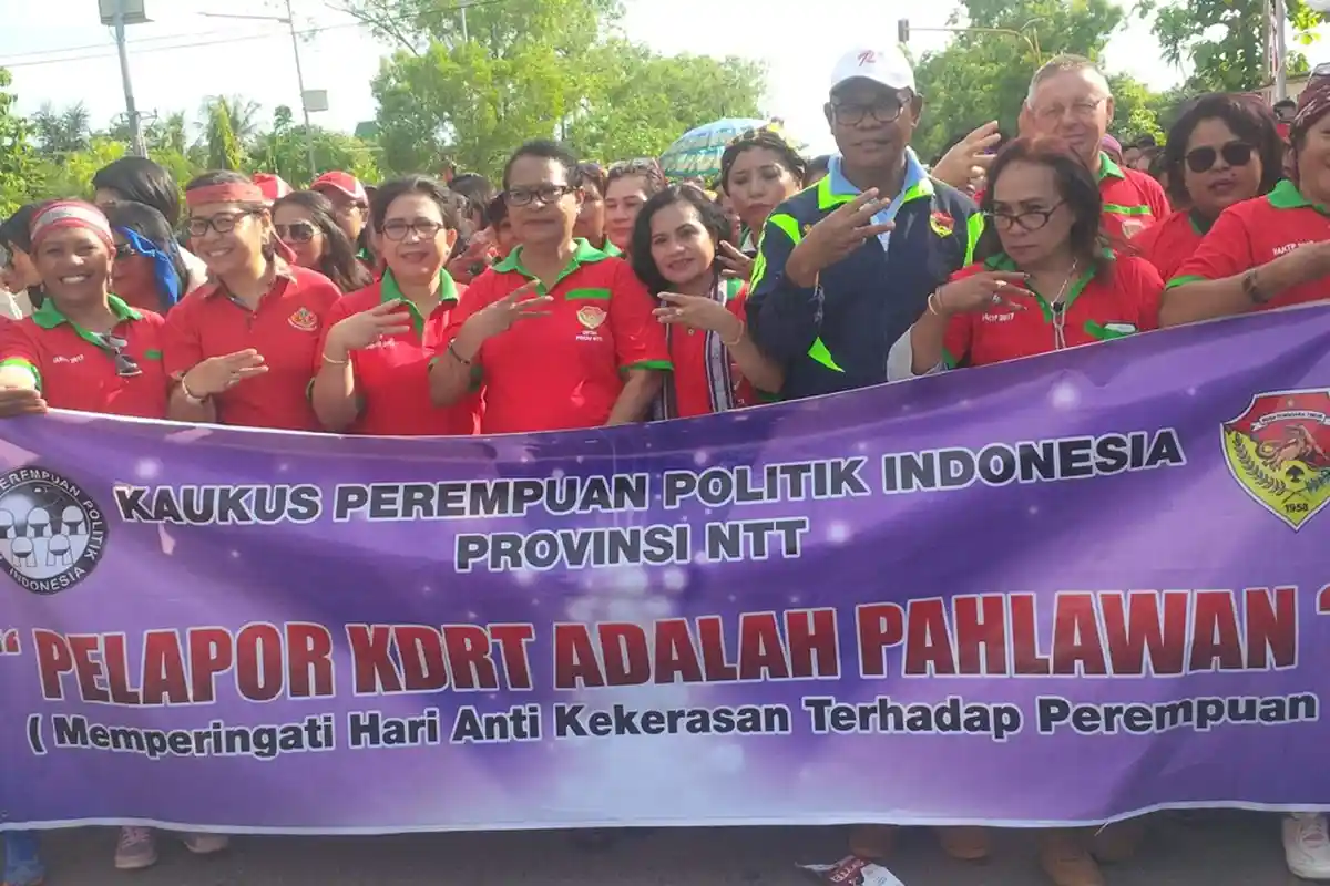 Yohana Yembise Kampanye Stop Kekerasan dengan Jalan Sehat di Arena Car Free Day Kota Kupang