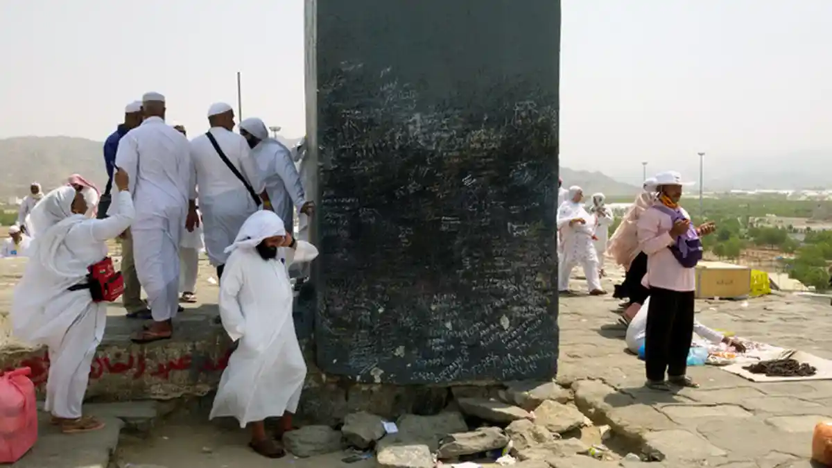 Jangan Ikutan Latah Corat-coret Saat Berziarah ke Jabal Rahmah