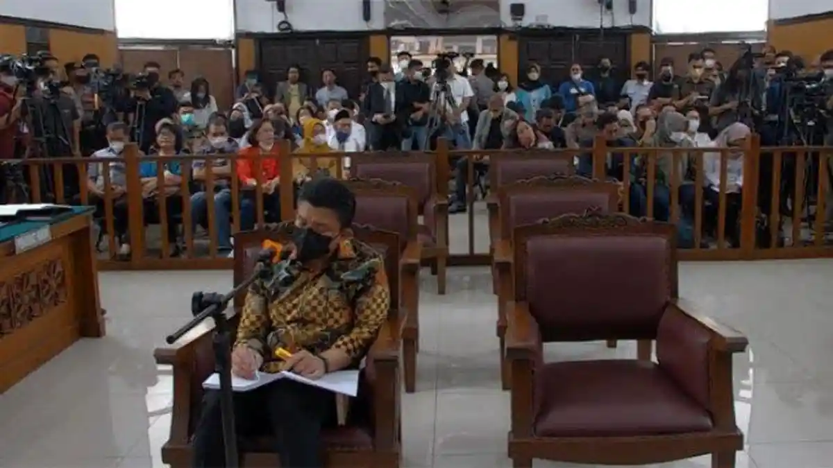 Istri Pakai Baju Tahanan Nomor 69, Gerak - gerik Ferdy Sambo dalam Balutan Baju Batik Saat Sidang
