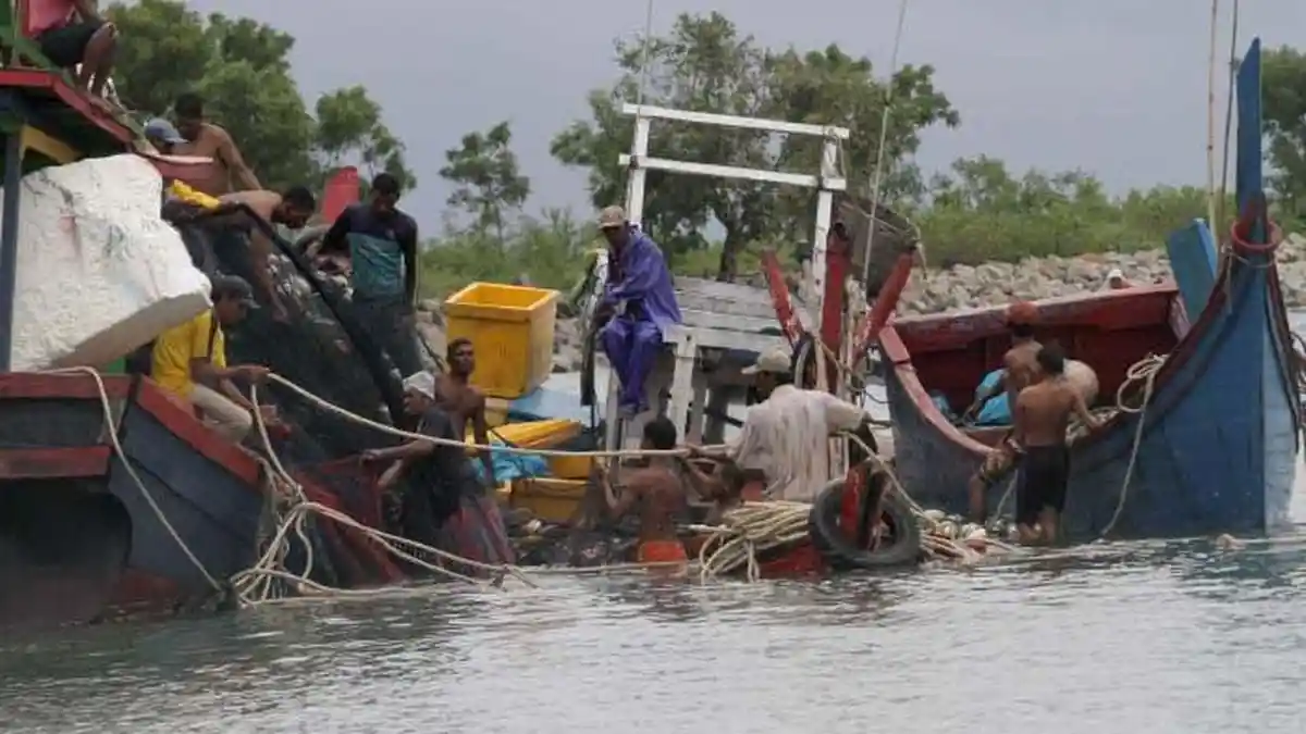 Kapal Motor Nelayan Kapasitas 14 ABK Terbalik. 8 Awak Hilang, 6 Selamat