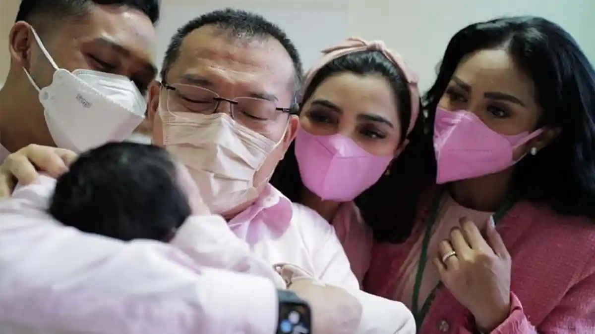 Mengemaskan, Begini Penampakan Putri Aurel-Atta, Netizen Melotot Perhatikan Rambut Tebal Baby H