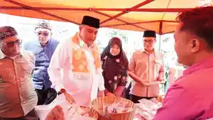 Bupati-Bogor-Rudy-Susmanto-meninjau-stan-dalam-kegiatan-Ngariung-Ramadan.jpg