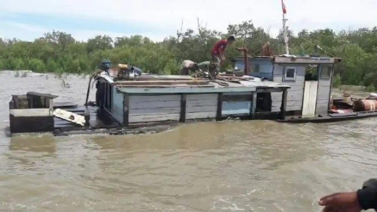 Baru Berlayar 10 Meter, Kapal Motor Karam Tewaskan 1 Orang dan 11 Orang Hilang