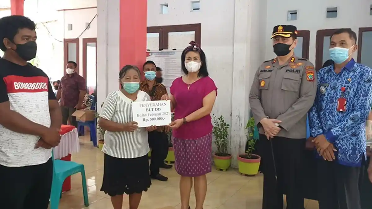 Warga Kampung Bumbiha Kabupaten Sitaro Dapat Bantuan Uang Tunai, Perahu dan Mesin Katinting