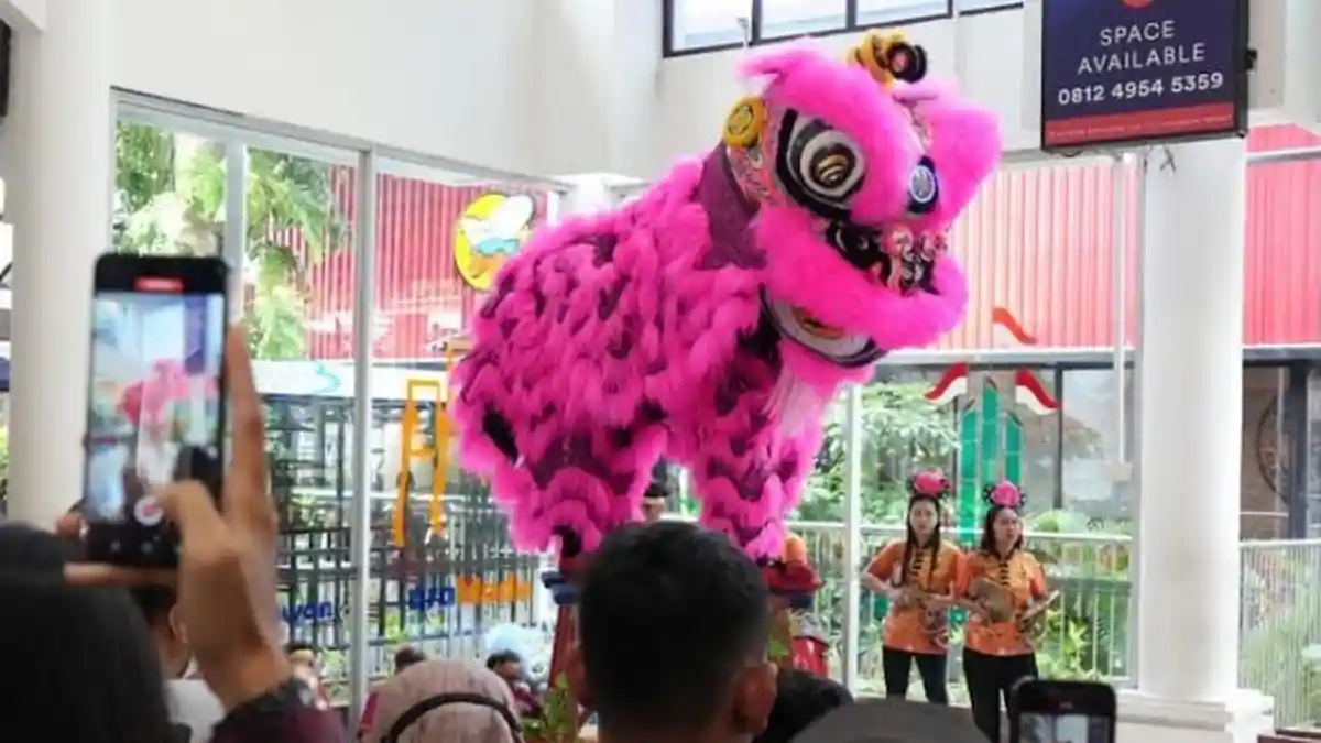 Imlek 2025: PT KAI Hadirkan Atraksi Barongsai di Stasiun Gubeng Surabaya