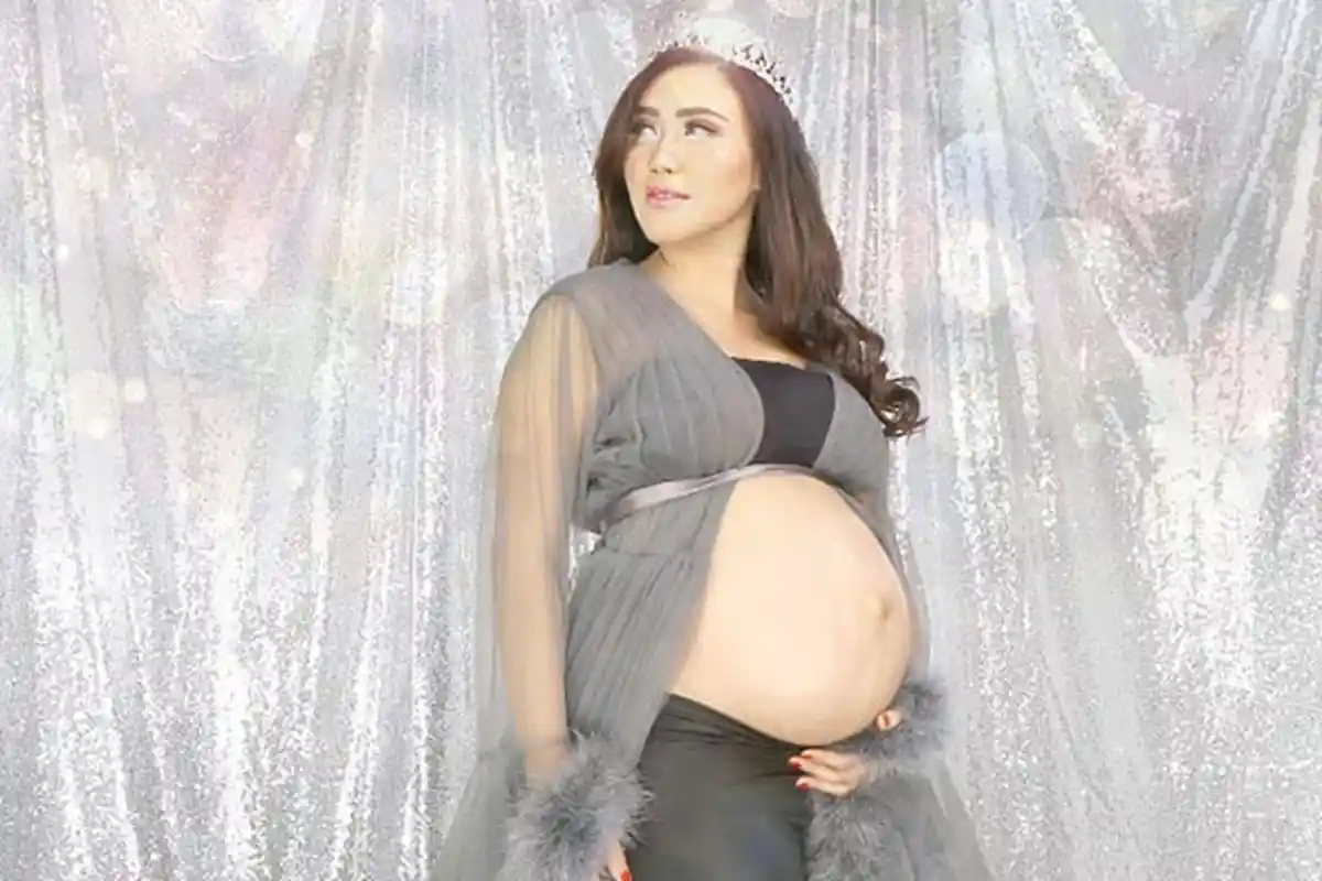 Hamil Besar Anak Pertama, Bentuk Perut Rey Utami Saat Duduk di Kursi Bikin Netizen Salah Fokus