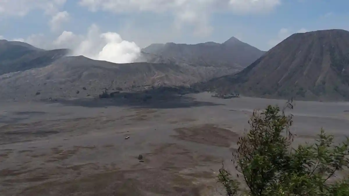 10 Petugas Akan Halangi Wisatawan Naik Kawah Bromo