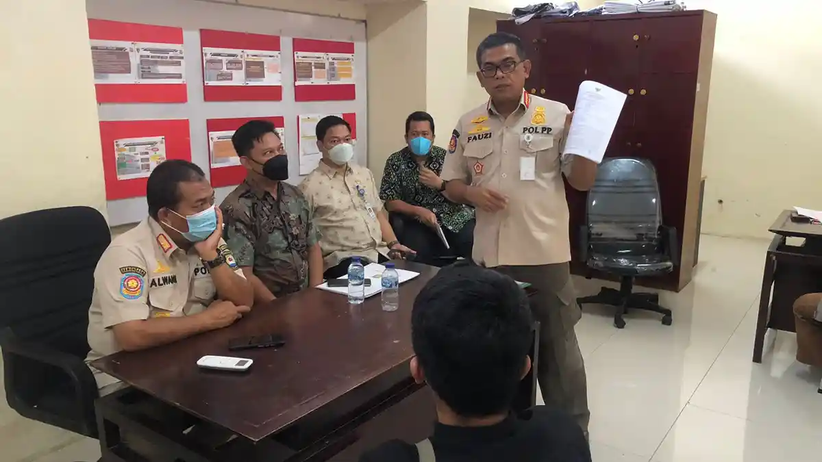 Diduga Palsukan Surat Izin Berusaha, Satpol PP Kota Tangerang Amankan 2 Penjual Miras 