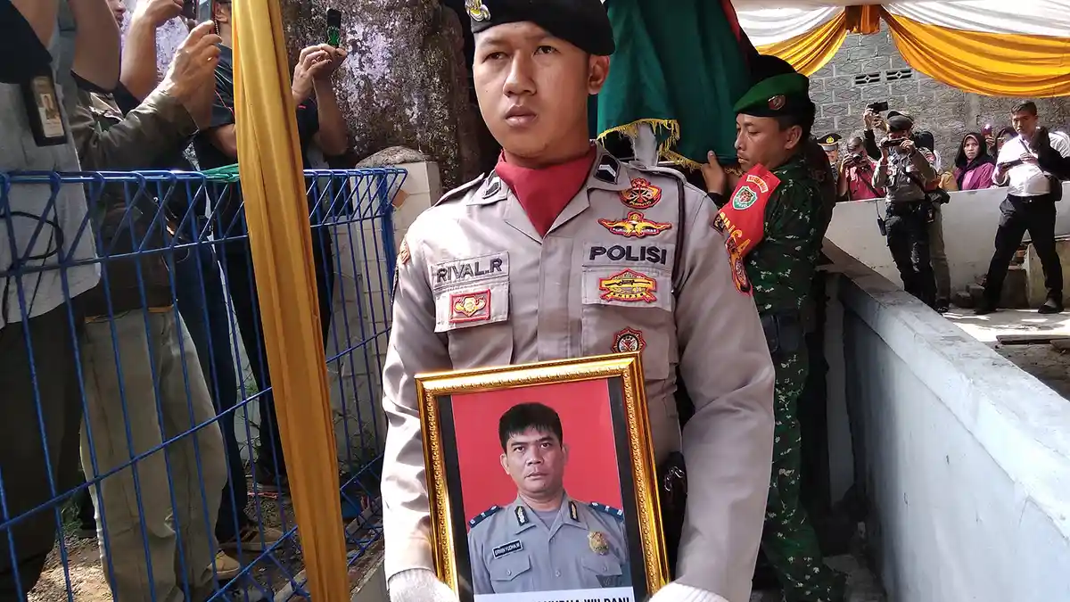 Tangisan Kapolres Cianjur Ketika Upacara Serah Terima Jenazah Ipda Erwin, Ini yang Dikatakannya