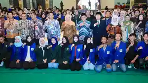Khofifah-Indar-Parawansa-menyerahkan-biaya-pendidikan-kepada-mahasiswa-ITS-dan-UINSA.jpg