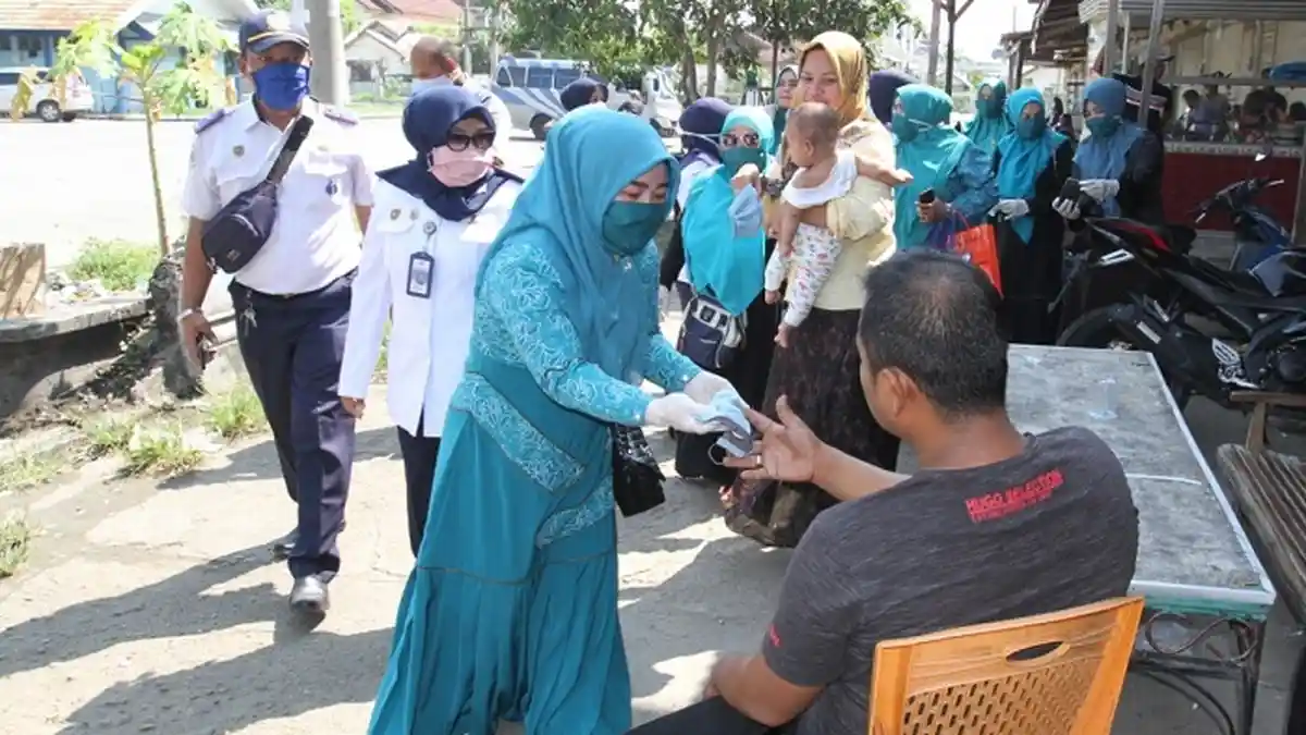 Tim PKK Lhoksemawe Bagikan 1.000 Masker Kepada Masyarakat, Hadapi Pandemi Covid-19