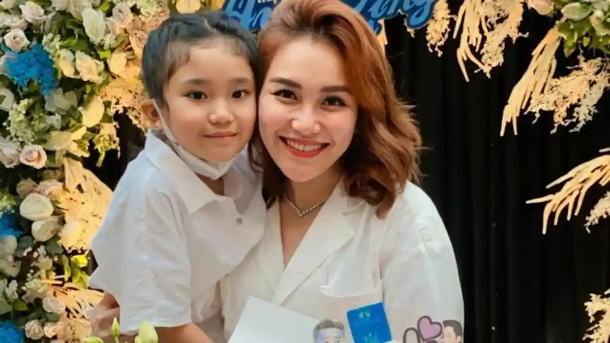Temani Bilqis Suntik Vaksin, Begini Reaksi Ayu Ting Ting Lihat Putrinya Menangis