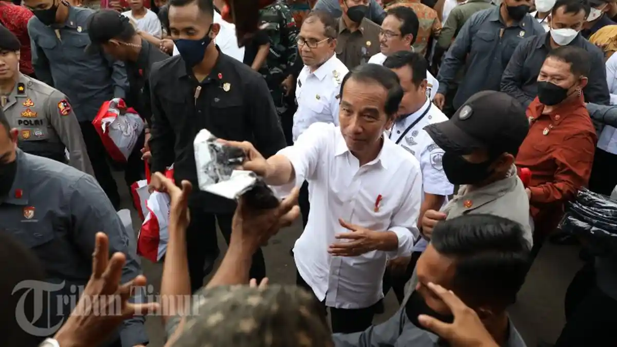 Antusiasme dan Kegembiraan Warga Pasar Terong Saat Jokowi Bertandang - terongjokowi14.jpg