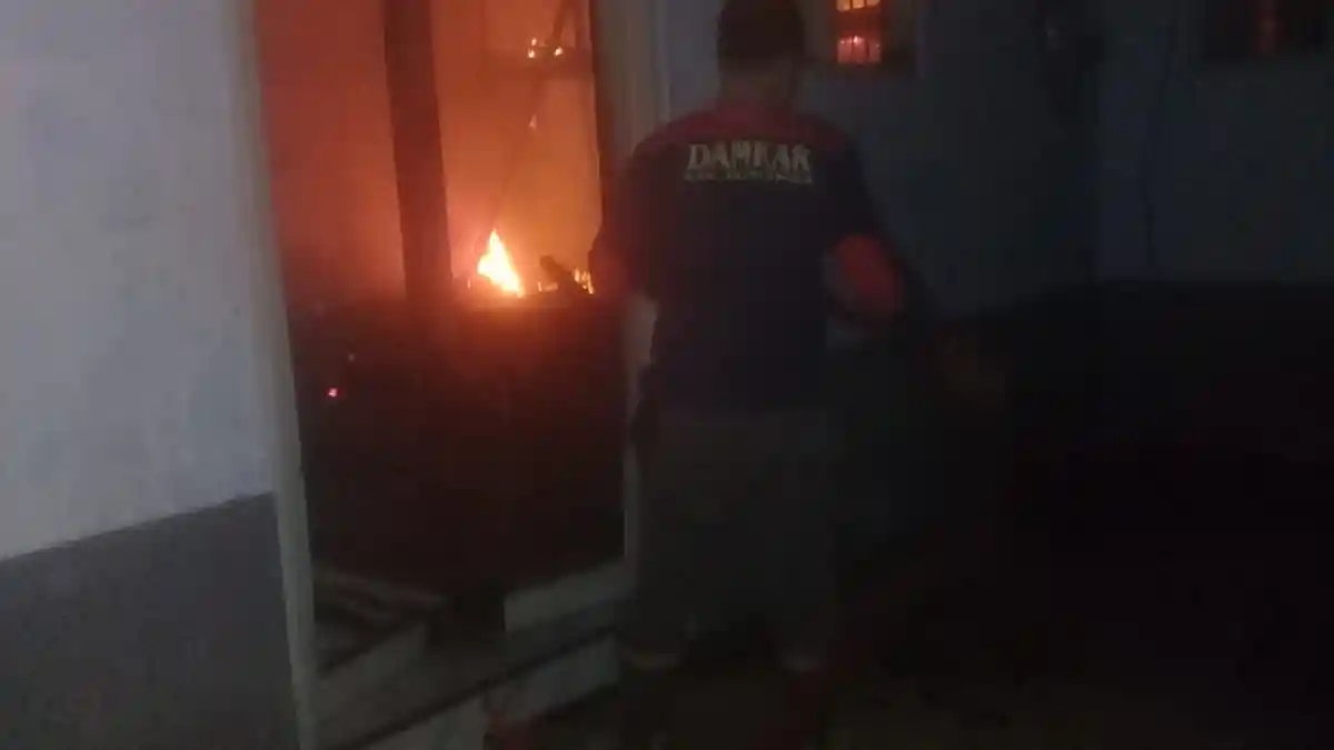 Rumah Konveksi Celana Jeans Milik Adi di Pekalongan Ludes Terbakar