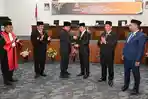 Achmad-Djufrie-saat-menerima-palu-sidang-DPRD-Provinsi-Kaltara-dthg.jpg