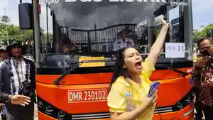 20250220-Seorang-wanita-berbusana-dress-kuning.jpg