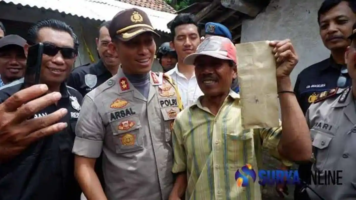 Gara-Gara Ini, Kapolres Lumajang Berikan Gajinya kepada Warga Bernama Sono