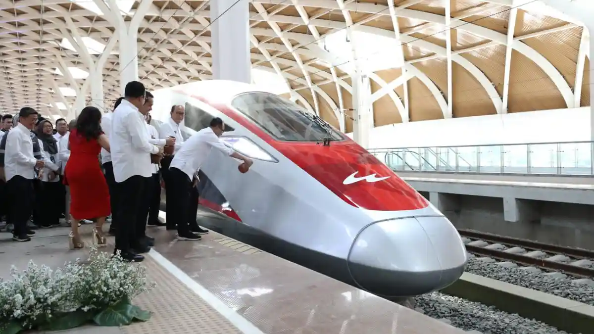 Beli Tiket Kereta Cepat Lewat BRImo Yuk, Whoosh dan Hemat Loh!