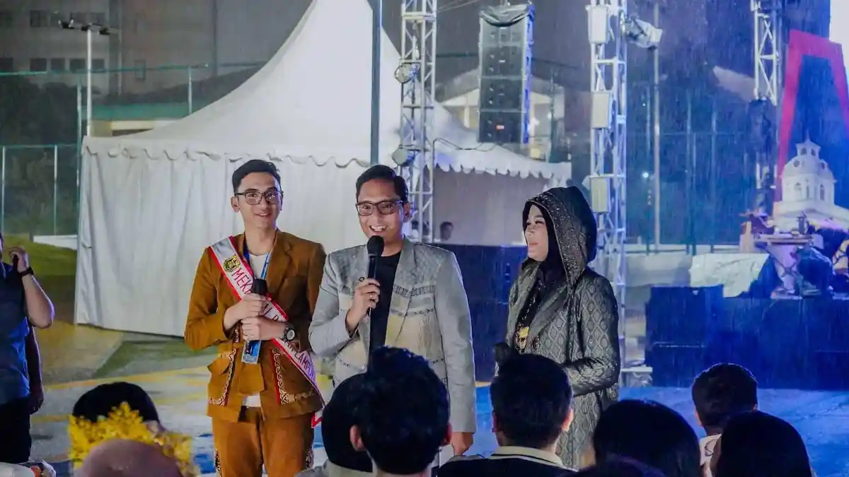 Rico Waas Ajak Pemuda Jadi Agen Perubahan, Dialog Bareng Peserta Youth City Changers di Tengah Hujan