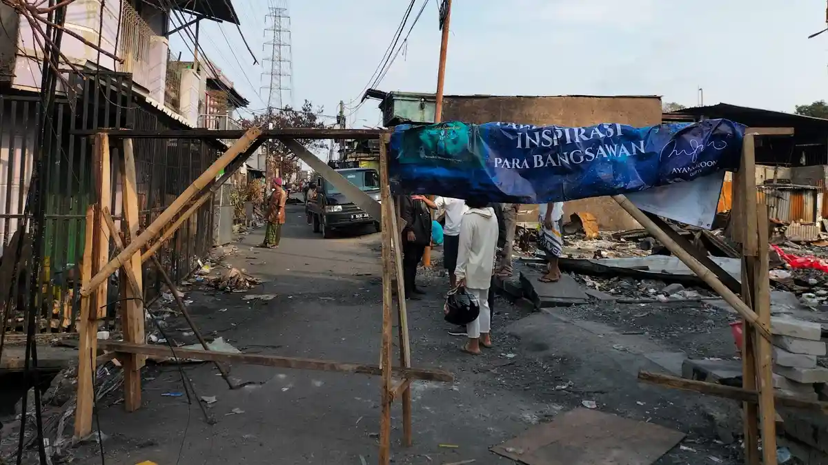 Cegah Penjarahan, Warga Berjaga dan Tutup Akses Jalan Kebakaran Depo Pertamina Plumpang 
