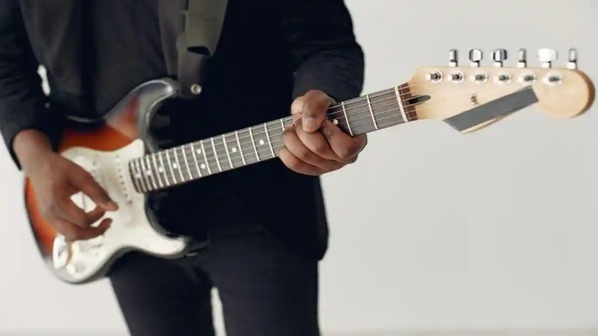 Chord Gitar dan Lirik Lagu "Better Now" Post Malone: Ingin Kembali Ke Masa Lalu