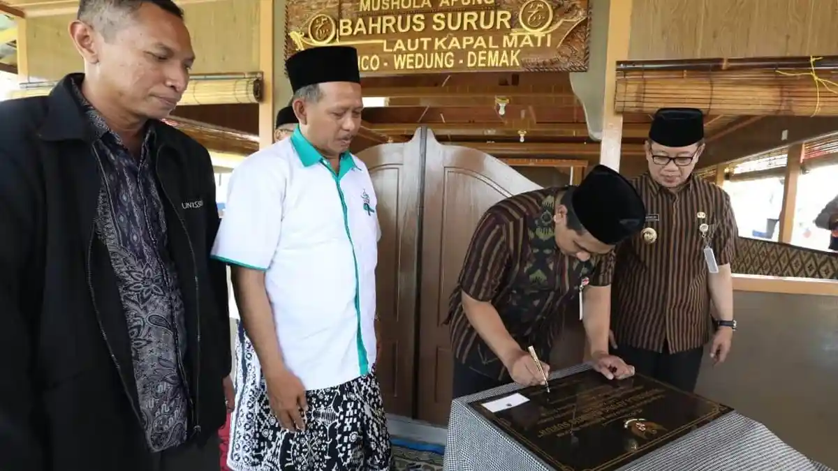 Gus Yasin Salat Berjamaah di Musala Apung Bahrur Surur Wedung: Saya Senang, di Sini Gunakan PLTS