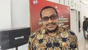 Ketua-Bawaslu-Fakfak-Siofanus-Irfam-Kareth-saat-diwawancarai-di-Kabupaten-Fakfak.jpg