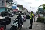Polres Tanggamus Pasang Traffic Cone Atasi Kemacetan di Gisting