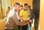 Bagi-makanan-ke-tahanan-di-Polres-Bangka.jpg