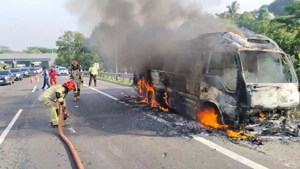 Kecelakaan Elf Terbakar di Jalan Tol Cipularang, Saat Api Membesar Pintu Tiba-tiba Tak Bisa Dibuka