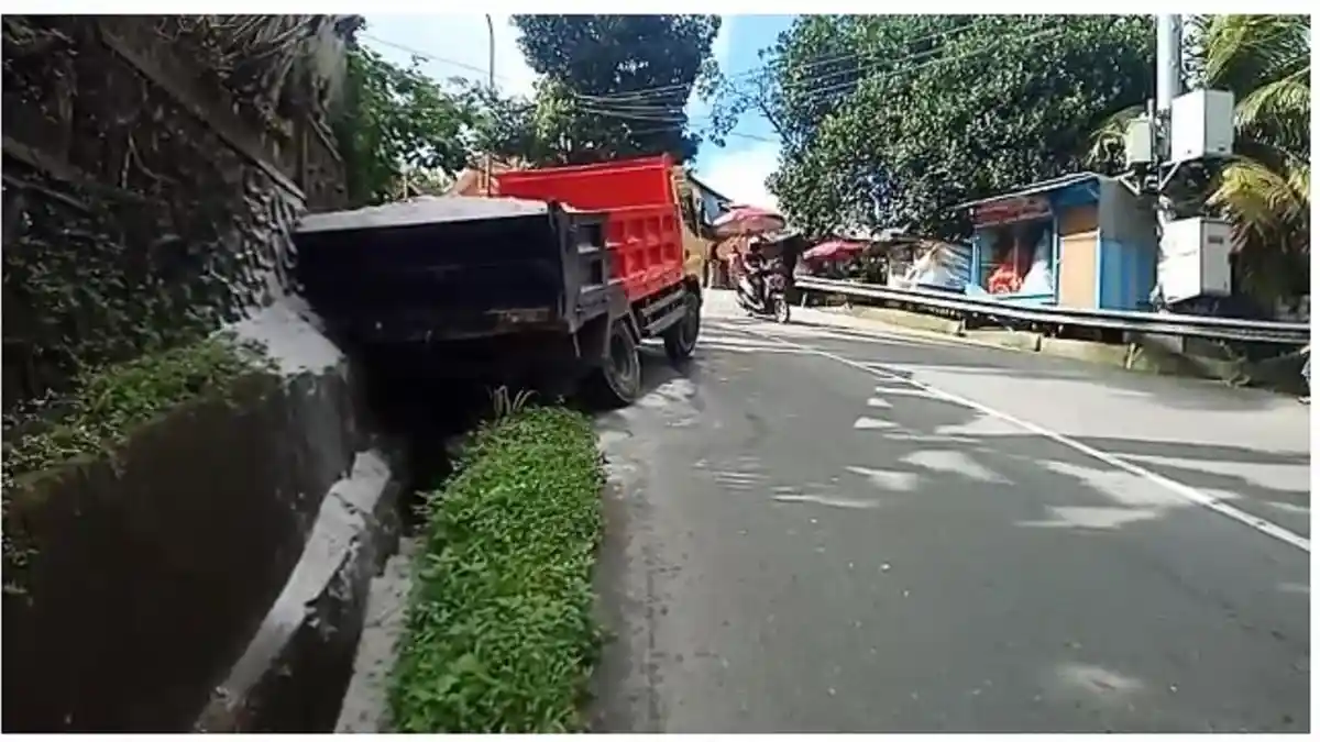 Hilang Kendali, Truk Bermuatan Pasir Masuk Selokan di Tanjakan Kapok- Ambon