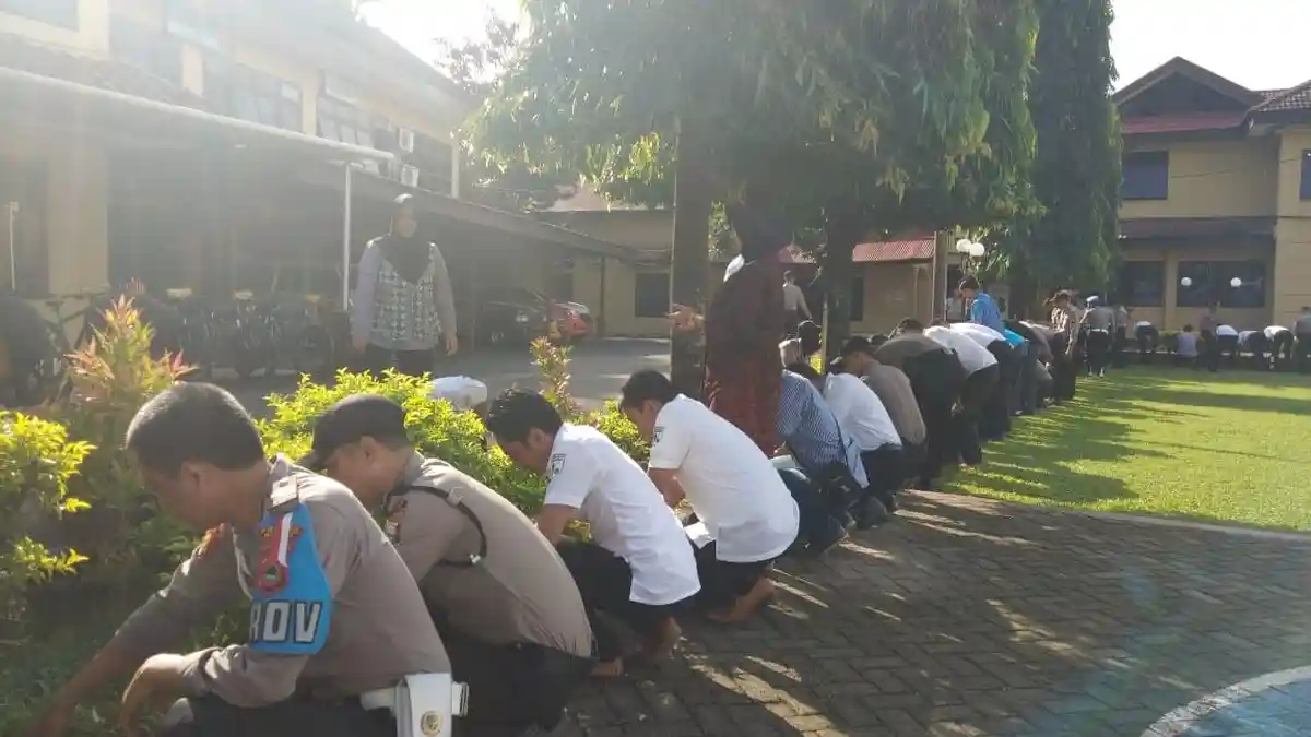 Personel Polres Maros Dikumpul, Lalu Disuruh Cabut Rumput
