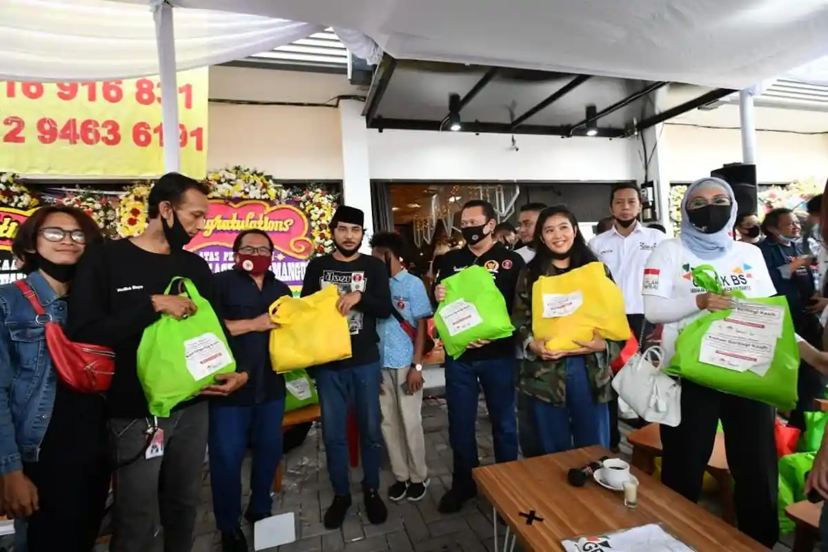 Bamsoet Berikan Paket Sembako kepada Komunitas Seniman Jalanan