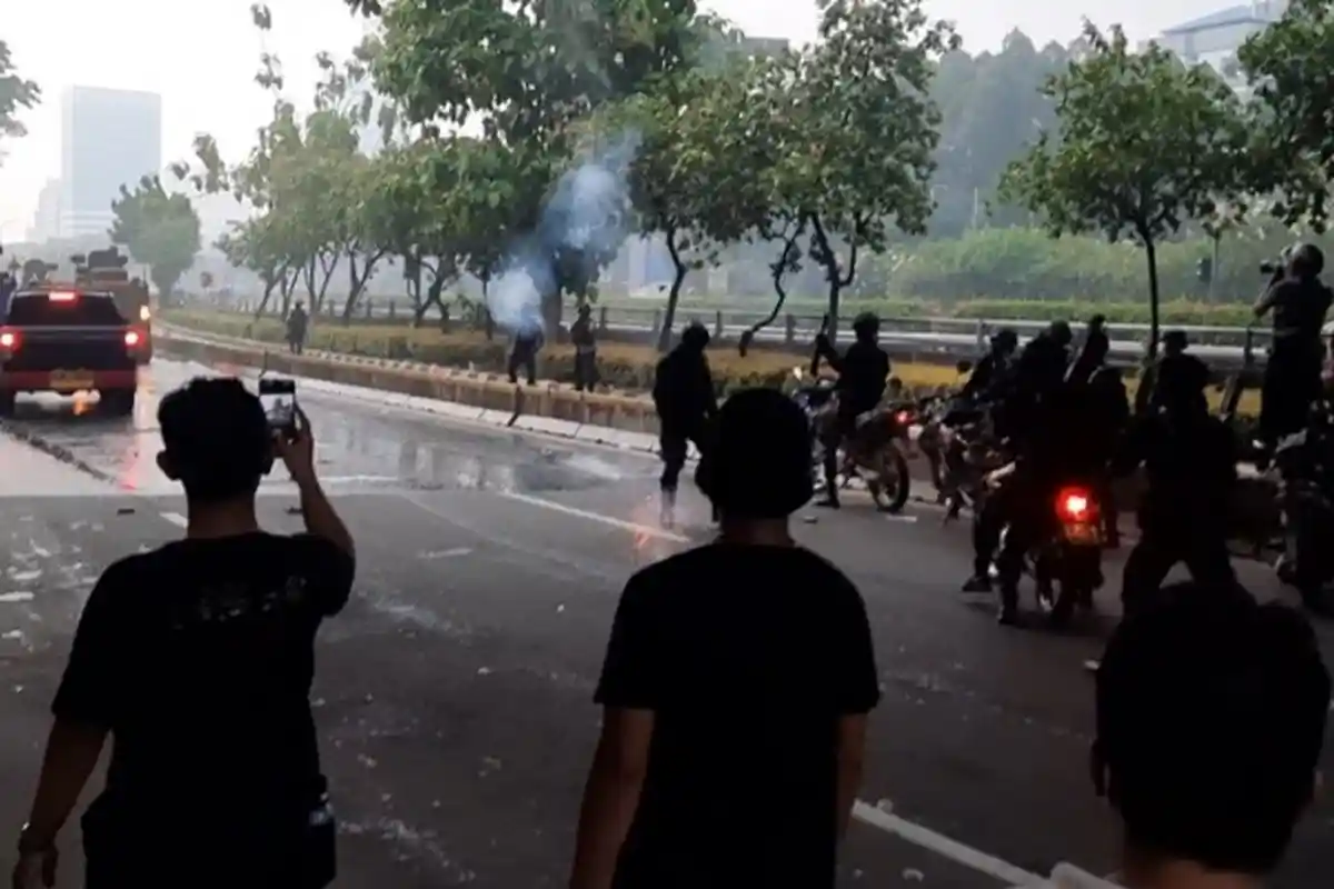 Tujuh Anggota Polisi Terluka saat Selamatkan Nyawa Dosen UI Ade Amando di Depan Gedung DPR RI