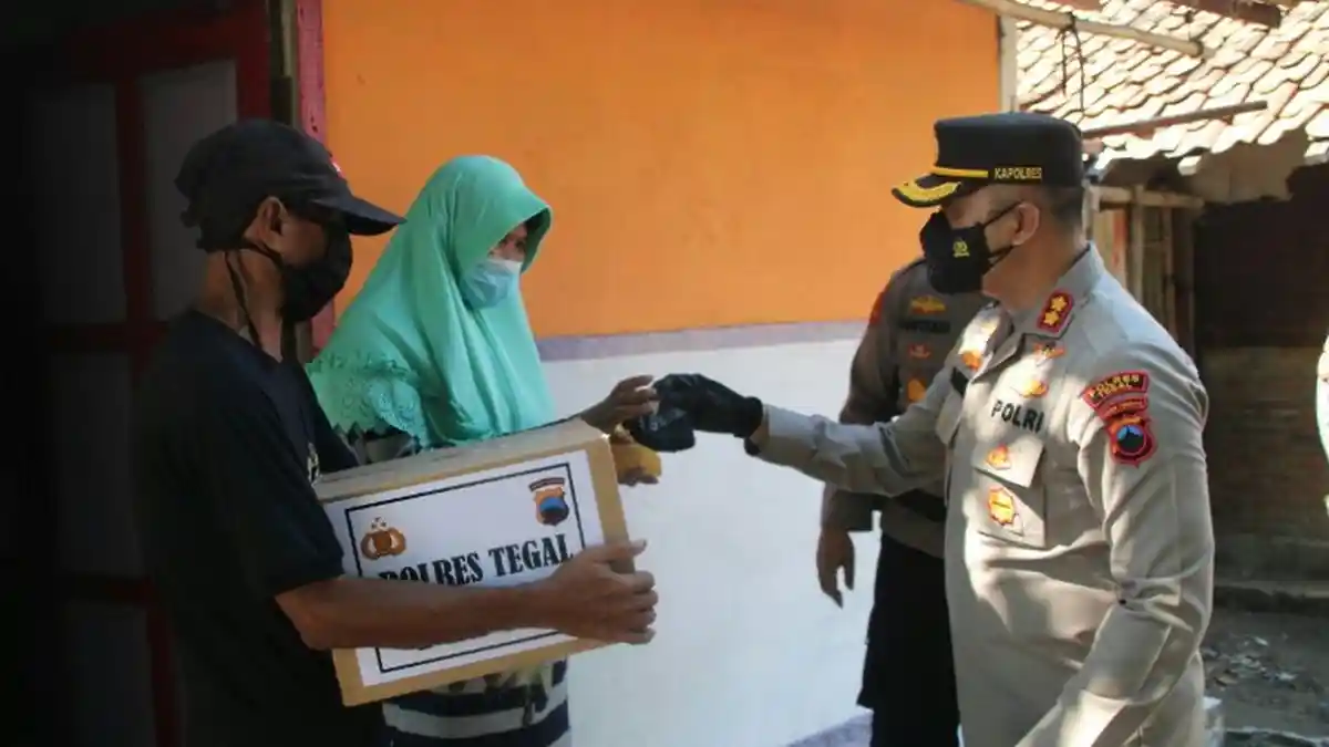 Blusukan, Kapolres Tegal Berikan 150 Paket Sembako Pada Nelayan yang Terdampak PPKM Darurat